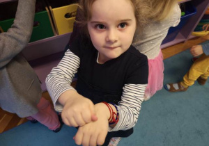 Dziewczynka pokazująca znak w języku migowym